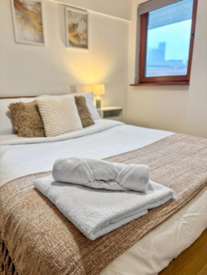Cozy Apartment - 2 beds, Sleeps 5, Free Parking!